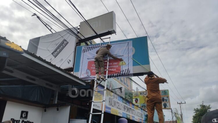 Nunggak Pajak, 12 Papan Reklame Vivo Disegel