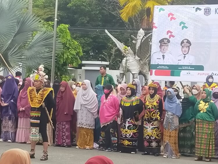 Ragam Baju Adat Warnai Upacara Hari Amal Bhakti