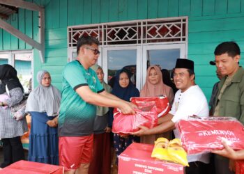 Basri Rase Serahkan Bantuan Bagi Korban Angin Puting Beliung