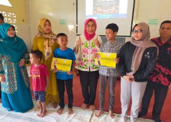 Hetifah Serahkan Beasiswa PIP di SDN 012 Bontang Selatan