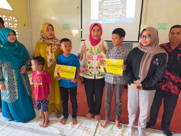 Hetifah Serahkan Beasiswa PIP di SDN 012 Bontang Selatan