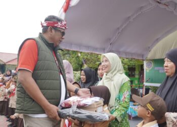 Wali Kota Bontang Bagikan Paket Seragam Gratis