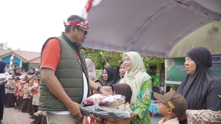 Wali Kota Bontang Bagikan Paket Seragam Gratis