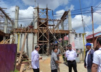 Tinjau Lokasi Pembangunan Keluruhan Berebas Tengah, Komisi 1 DPRD Himbau Gunakan Baju APD.