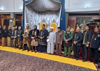 Bupati Kukar Hadiri Perebahan Tiang Ayu Tanda Berakhirnya Kegiatan Erau Adat Pelas Benua