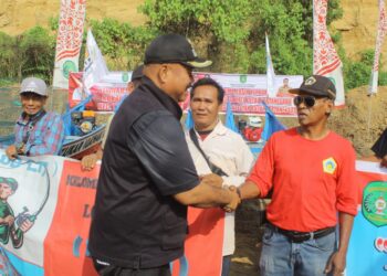 Edi Damansyah Serahkan Bantuan Sarpras Perikanan kepada KUB Kelurahan Mangkurawang