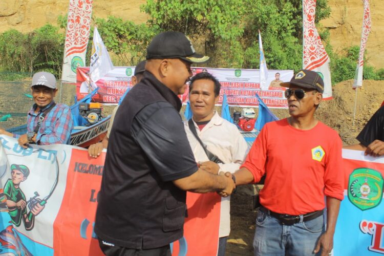 Edi Damansyah Serahkan Bantuan Sarpras Perikanan kepada KUB Kelurahan Mangkurawang