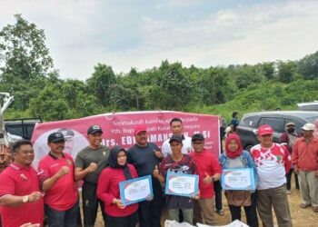 Bupati Edi Damansyah Serahkan Bantuan Bagi Kelompok Tani di Sebulu
