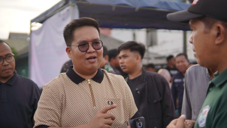 Rendi Solihin Salurkan Bantuan Perahu dan Bibit Udang bagi Para Nelayan di Muara Badak