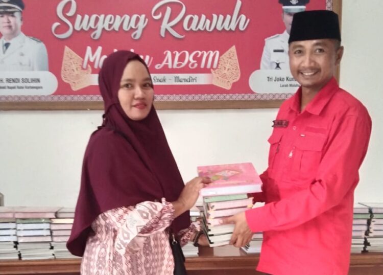 Kelurahan Maluhu Beri Sumbangan untuk Langgar dan TPQ dari Hasil Bank Sampah