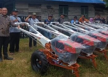 Seno Aji Salurkan Hand Traktor ke Kelompok Tani di Kukar