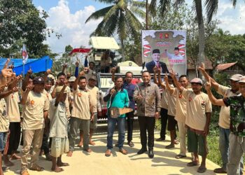 Seno Aji Serahkan Combain ke Gapoktan di Kukar