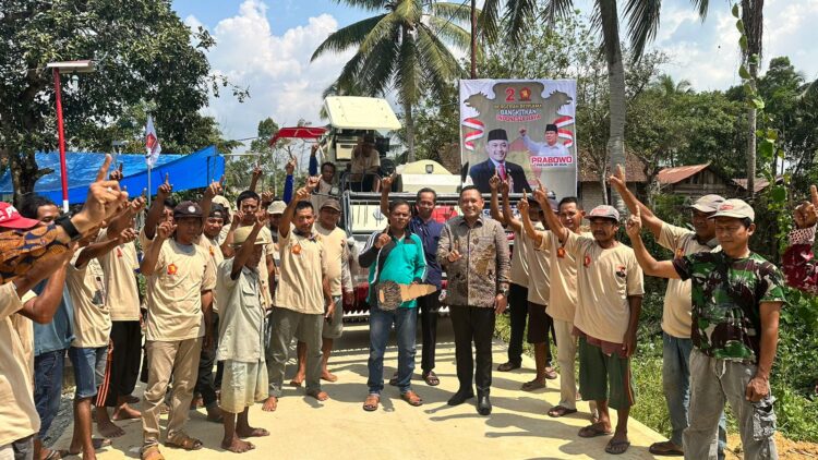 Seno Aji Serahkan Combain ke Gapoktan di Kukar