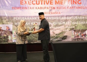 Edi Damansyah Berikan Penghargaan kepada Sejumlah Perusahaan Batu Bara di Kukar