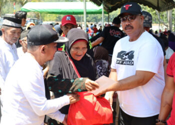 Bupati Kukar Berikan Bantuan Sembako kepada Masyarakat di Desa Senoni