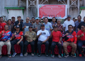 Bupati Edi Damansyah Serahkan Bantuan kepada Nelayan di Desa Liang Ulu