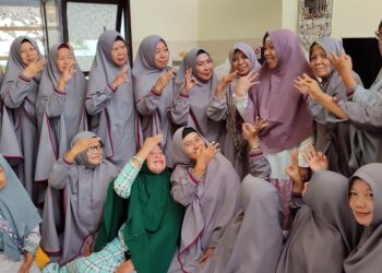 Fitri Maisyaroh Beri Motivasi Majelis Ta’lim Nurul Kautsar Balikpapan Utara
