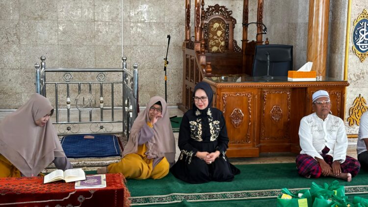 Wawali Hadiri Pembagian Sembako di Masjid Asy-Syuhada