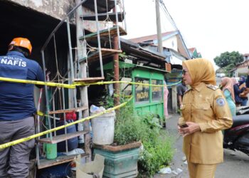 Wawali Berikan Bantuan kepada Korban Kebakaran di Loktuan