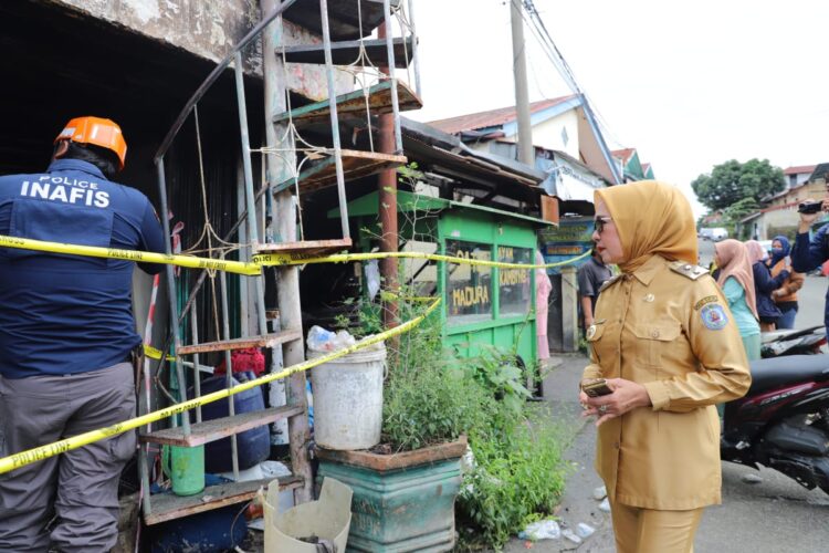 Wawali Berikan Bantuan kepada Korban Kebakaran di Loktuan