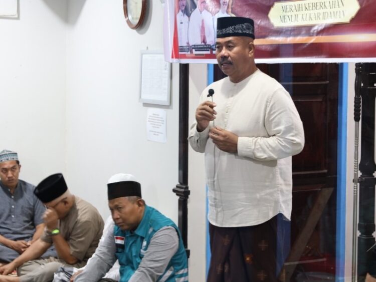 Bupati Kukar Serahkan Bantuan Rp 470 Juta untuk Masjid Daarusa’adah dalam Safari Subuh ke-274