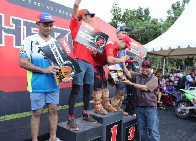Bupati Kukar Serahkan Piala dan Doorprize dalam Kejuaraan Grasstrack HERO 2025