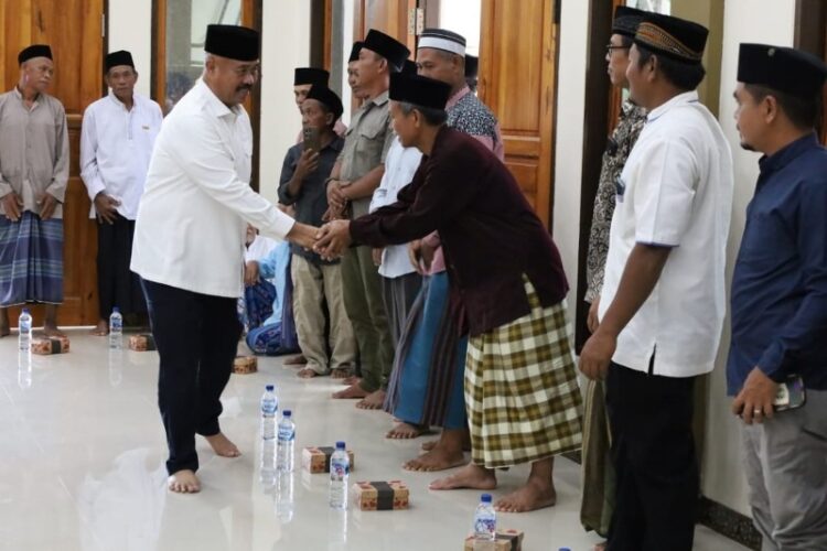 Bupati Kukar Safari Ramadan di Sebulu, Serahkan Bantuan untuk Masyarakat dan Masjid At-Taqwa