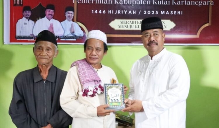 Bupati Kukar Ajak Warga Mangkurawang Hidupkan Gema Lewat Safari Subuh dan Bantuan Sarana Ibadah