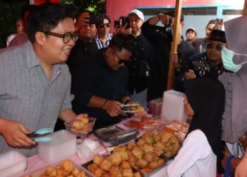 Wabup Kukar Buka Takjil War, Warga Antusias Tukar Doa dengan Makanan
