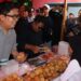 Wabup Kukar Buka Takjil War, Warga Antusias Tukar Doa dengan Makanan
