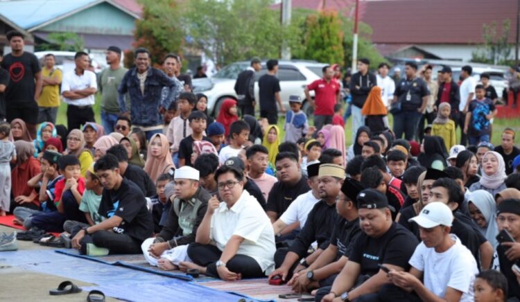 Wabup Rendi Nobar Timnas Bersama Warga Anggana, Bagikan Hadiah Hingga Tiket ke GBK