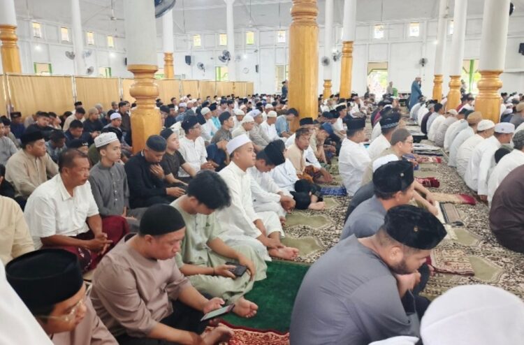 Sekda Kukar Sunggono Sholat Idul Fitri di Masjid Jami Adji Amir Hasanoeddin, Sampaikan Pesan Pemimpin untuk Terus Memberi Manfaat