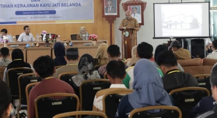 Tingkatkan Daya Saing, DPPKUKM Kaltim Gelar Pelatihan Kerajinan Anyaman Rotan dan Kayu Jati Belanda