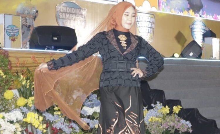 Fashion Show Batik Wastra Warnai Launching Gratispol Kaltim Menuju Generasi Emas
