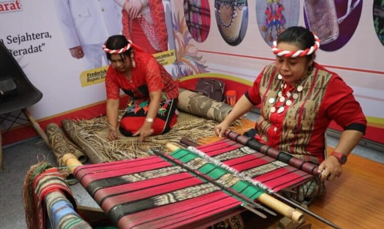 Dekranasda Kutai Barat Tampilkan Karya Khas Dayak di Kaltim Fair 2025