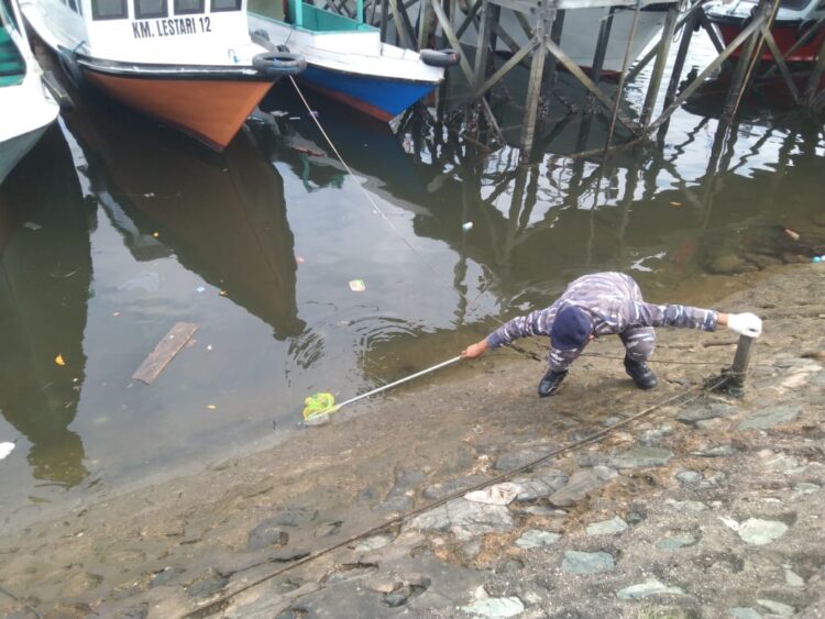 Peringati Hari Laut Sedunia, KSOP Bontang Bersama IMM dan Pemerintah Gelar Aksi Bersih Pantai di Tanjung Laut Indah