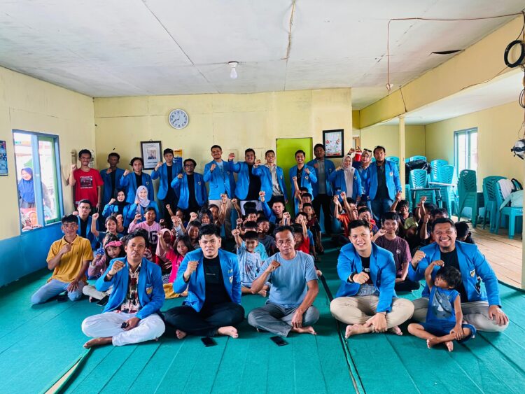 Tumbuhkan Literasi Anak Pesisir, KNPI Mengajar di Pulau Malahing