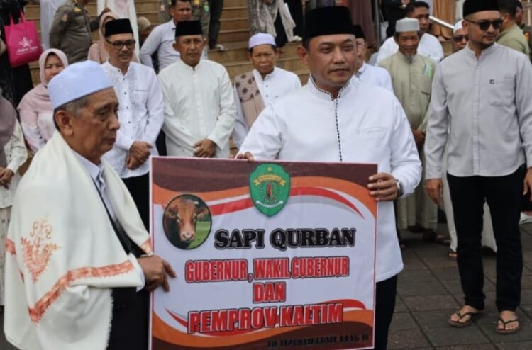 Wagub Kaltim Serahkan Bantuan 21 Sapi Kurban di Islamic Center