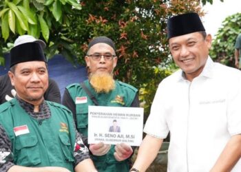 Wagub Seno Aji Serahkan Hewan Kurban di Masjid Alam Semesta, Ajak Tebar Kepedulian Lintas Agama