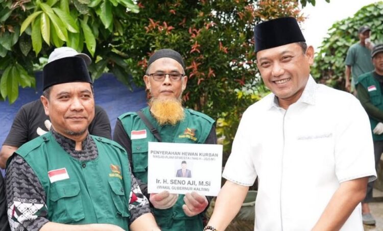 Wagub Seno Aji Serahkan Hewan Kurban di Masjid Alam Semesta, Ajak Tebar Kepedulian Lintas Agama