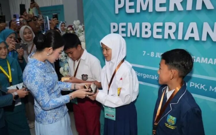 Gubernur Harum Dampingi Istri Wapres Tinjau Layanan Kesehatan Gratis dan Pembagian Kacamata di Rakernas PKK 2025