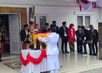 Jelang Dirgahayu RI ke-80, Wali Kota Bontang Serahkan Bendera Merah Putih ke Petugas Paskibraka