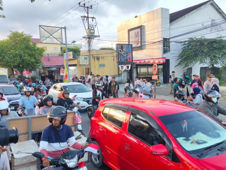 Meriahkan Dirgayahu ke-80 RI, Polsek Bontag Selatan Bagi Bendara dan Sovenir Kemerdekaan