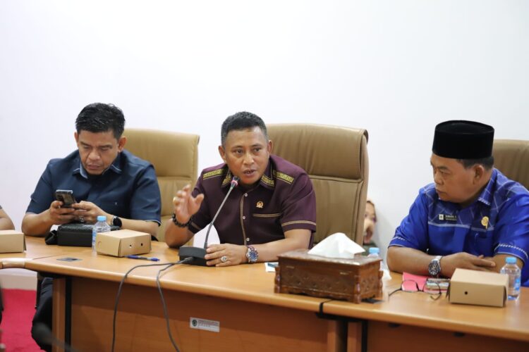 Wakil Ketua Komisi C DPRD Bontang Soroti Sampah Bertumpuk di Pelabuhan Lok Tuan