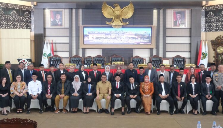 Guntur Hadiri Pelantikan PAW DPRD Kukar, Dorong Penguatan Sinergi dan Responsivitas Legislatif