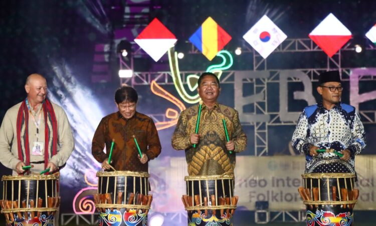 Wakil Ketua DPRD Kalimantan Timur Ekti Imanuel Hadiri Penutupan EBIFF 2025