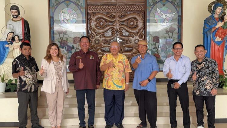 Ekti Imanuel Kunjungi Keuskupan Agung Samarinda, Tegaskan Komitmen Jaga Kerukunan Beragama