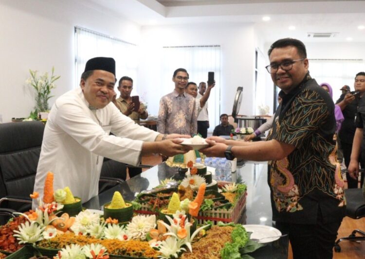 Ketua DPRD Kukar Ahmad Yani Rayakan Ulang Tahun ke-46, Bupati Aulia Beri Kejutan Tumpeng