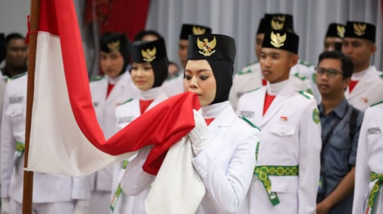 Bupati Kukar Kukuhkan 43 Anggota Paskibraka di HUT RI ke-80