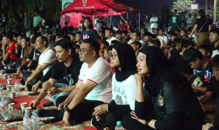 Bupati Kukar Nobar Timnas U-23 di Panji, Ajak Masyarakat Seru-seruan dan Budaya Dayak